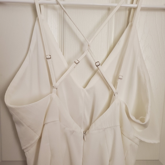 NWOT Vestique Cross Back Flowy Ruffle White Romper - Picture 6 of 7